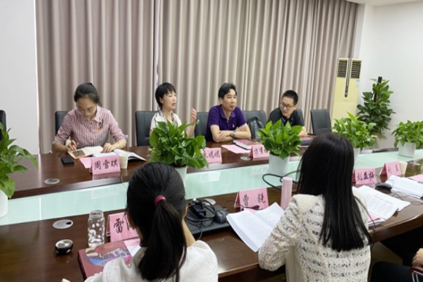 商务经济学院副书记(主持工作)朱嫣嫣同志对会议进行点评 商务经济学院副书记(主持工作)朱嫣嫣同志对会议进行点评
