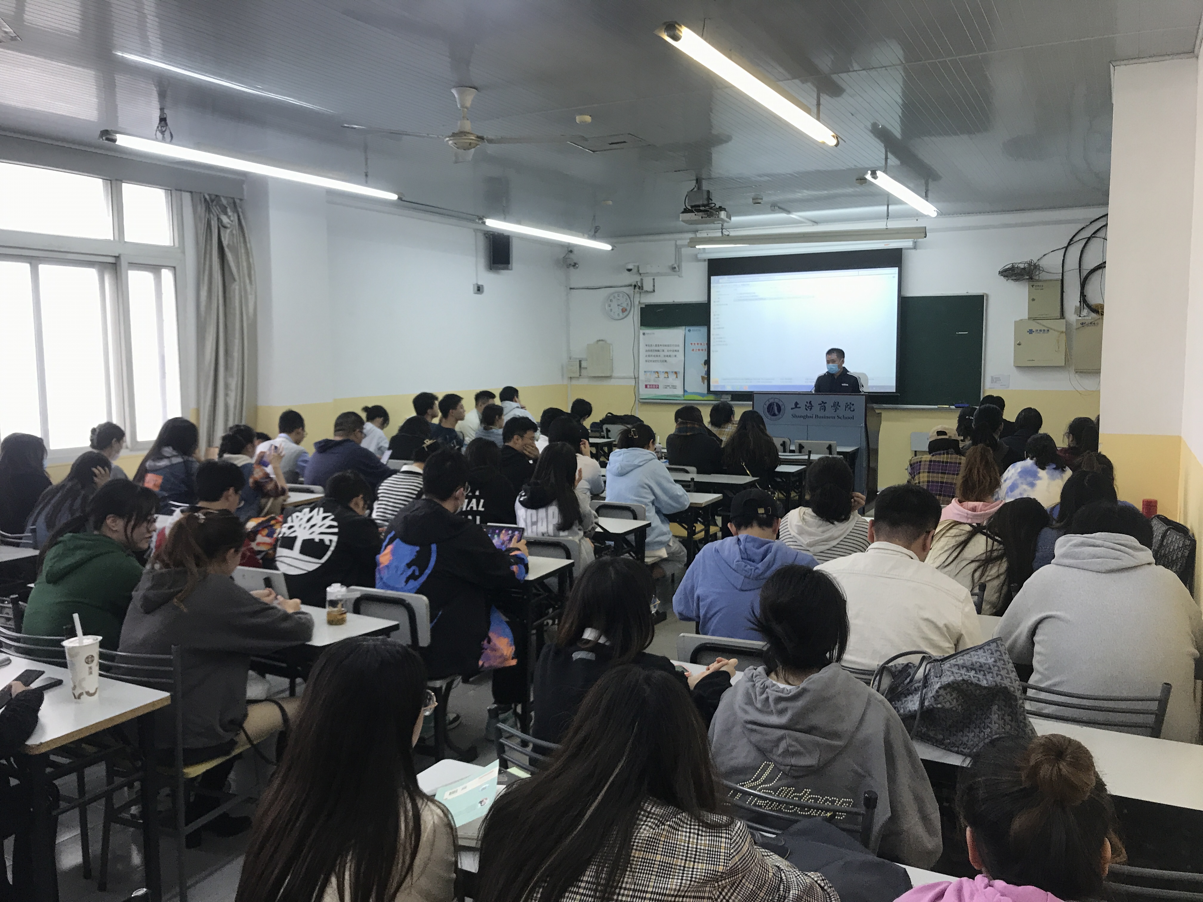 法学系何爱华主任作毕业论文指导宣讲