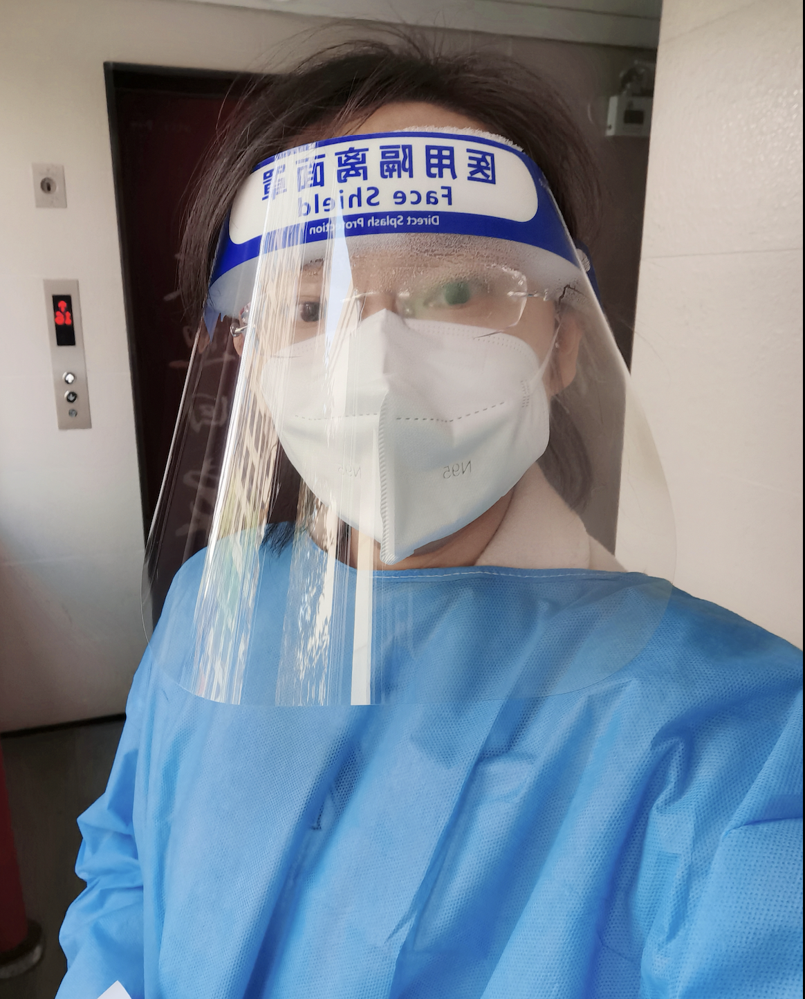 学生党支部书记杨凤美在社区参加防疫工作 学生党支部书记杨凤美在社区参加防疫工作