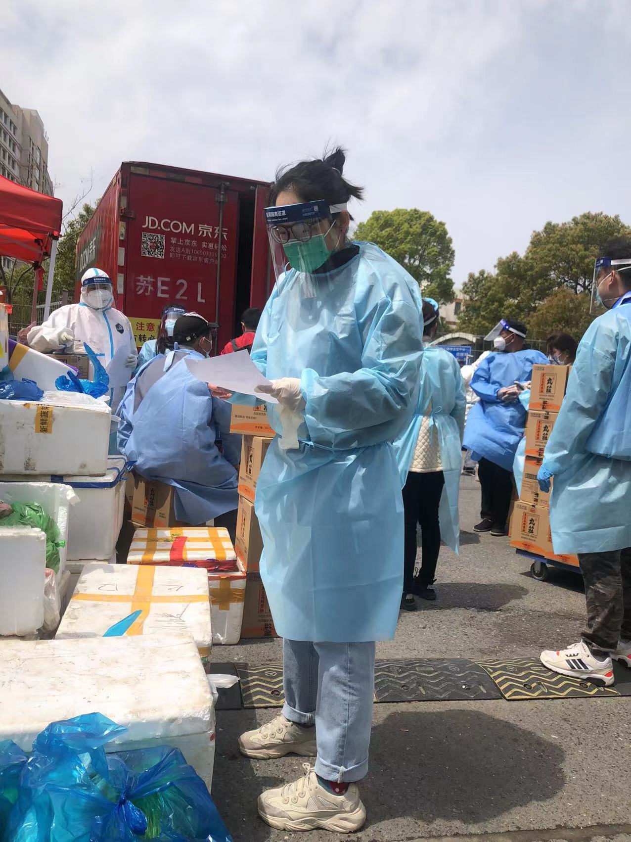 教职工第二党支部宣传委员张君安老社区防疫工作 教职工第二党支部宣传委员张君安老社区防疫工作