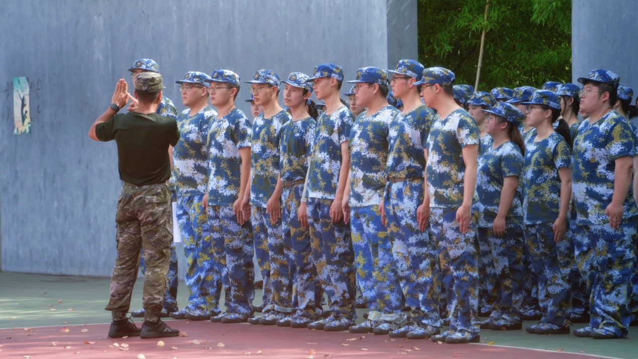 教官指导学生军训