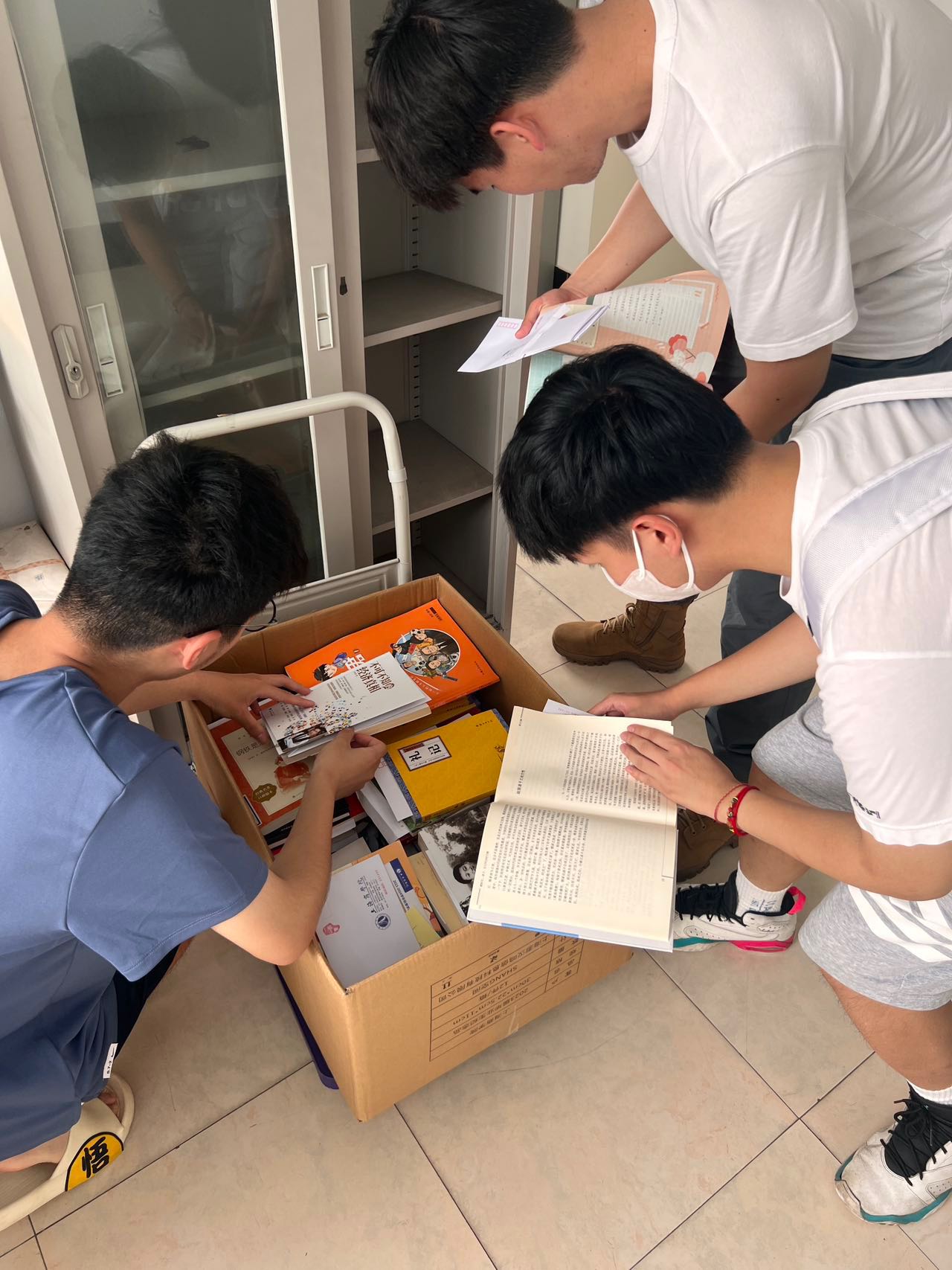 学生组织成员整理书籍 学生组织成员整理书籍