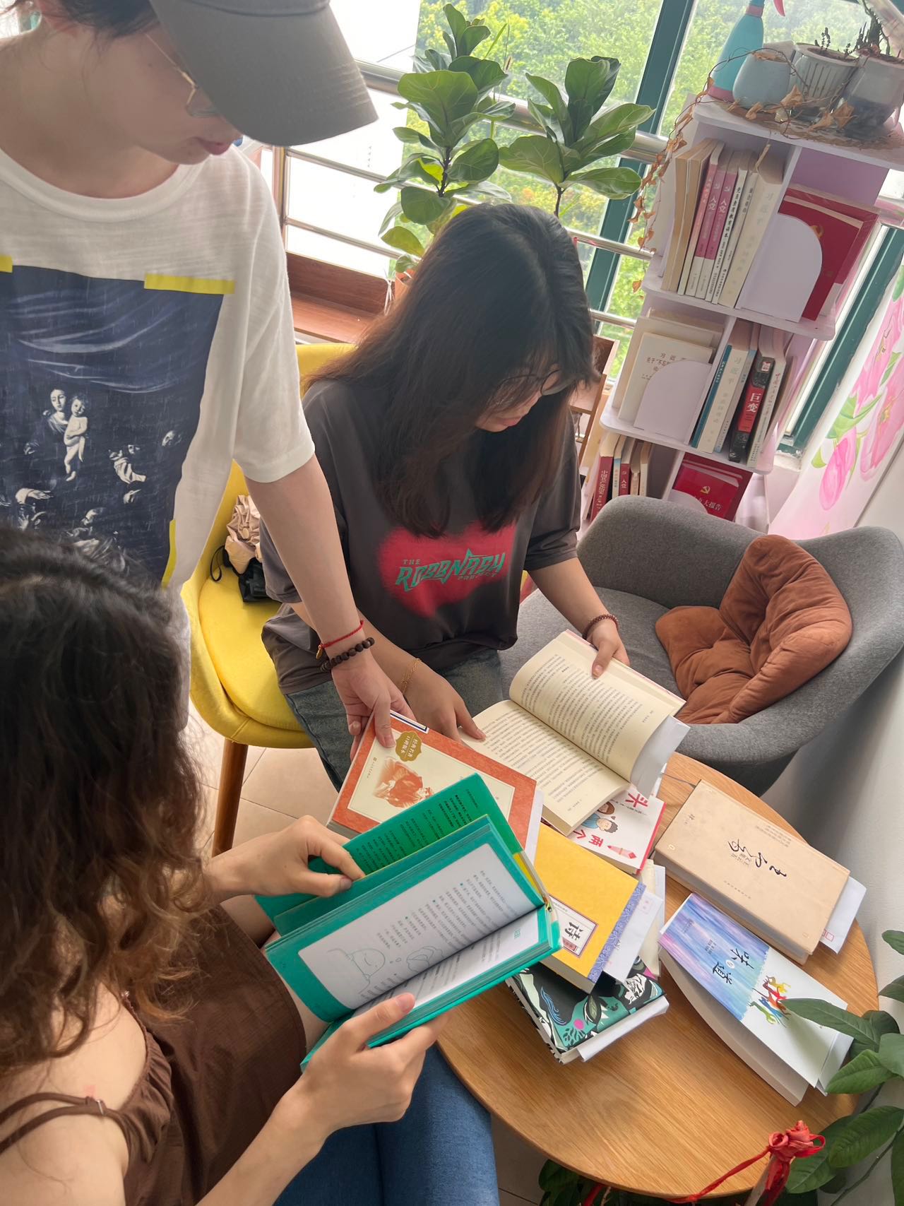 学生组织成员整理书籍 学生组织成员整理书籍